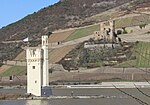 Mäuseturm, im Hintergrund Burgruine Ehrenfels