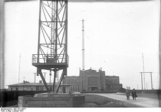 In primo piano il basamento di uno dei tralicci; sullo sfondo l'edificio centrale costruito nel 1920