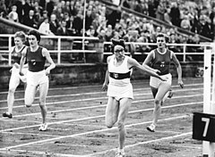Hannelore Raepke (auf dem Foto: Läuferin mit der Brille) – 1958 unter ihrem früheren Namen Hannelore Sadau EM-Zweite über 200 Meter – erreichte Rang fünf