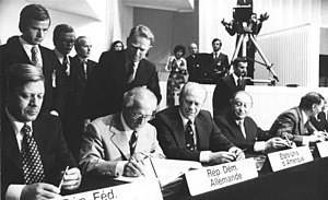 Chancellor of the Federal Republic of Germany (West Germany) Helmut Schmidt, Chairman of the State Council of the German Democratic Republic (East Germany) Erich Honecker, U.S. president Gerald Ford and Austrian chancellor Bruno Kreisky signing the Helsinki Act Bundesarchiv Bild 183-P0801-026, Helsinki, KSZE-Konferenz, Schlussakte.jpg