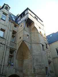 Hôtel Duquesnoy-du-Thon, en Caen. Voladizos uno de los cuales consiste en parte en una trompa.