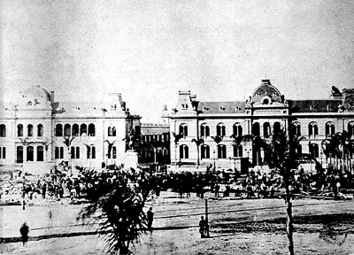 Будинок уряду (ліворуч) і Поштамт (праворуч) до об'єднання (1890)