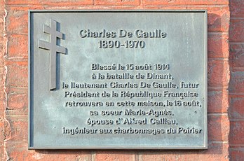 Plaque commémorative de la visite de Charles de Gaulle à sa sœur Marie-Agnès à Charleroi, le 16 août 1914, le lendemain d'avoir été blessé lors de la bataille de Dinant. (définition réelle 4 394 × 2 910)