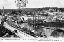 Circuit Michelin - Vue générale de Pontgibaud. La route du circuit passe sur le pont.