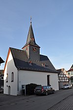 Kirche mit Backhaus im Hintergrund