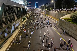 Demonstranten blockieren eine Autobahn in Tel Aviv, 25. Februar 2023