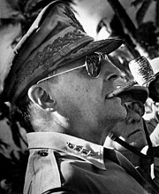 麦克阿瑟将军，大约于1944年