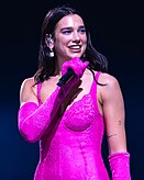 Dua Lipa, qui chante Dance the Night sur la bande originale.