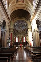 Intérieur du Duomo de Macerata, avec l'orgue sur la droite.