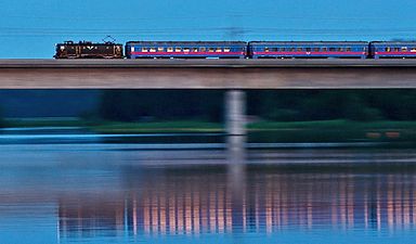 Järnvägsbron för Mälarbanan med ett passerande InterCity-tåg