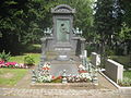Grabmal von Gustav Siegle auf dem Fangelsbachfriedhof in Stuttgart, Relief und Bronzen von H. Schwabe aus Nürnberg (1879)[6]
