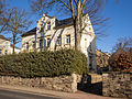 Wohnhaus in offener Bebauung, mit Stützmauer