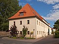 Hospitalgebäude (Hospital St. Johannis, Neues Pfründnerhaus) über doppel-T-förmigem Grundriss mit Treppenanlage, Einfriedung und Torbogen an der Straße, dazu westliches Hospitalgut (Lessingstraße 53) sowie Grufthaus und Mauer des alten Johannisfriedhofes an der Lessingstraße