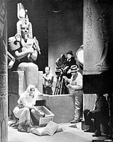 Karel Freund režíruje Borise Karloffa na natáčení Mumie, 1932