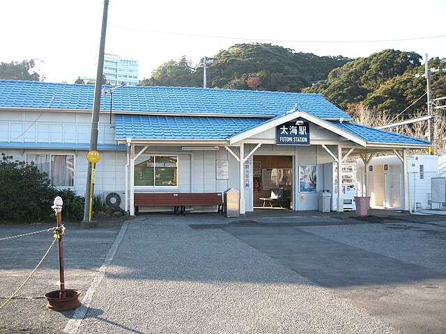 640px-Futomi-station-stationhouse-200712.jpg