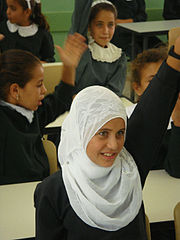 Innokkaita oppilaita gazalaisessa koulussa. Kuvalhde: Wikipedia.