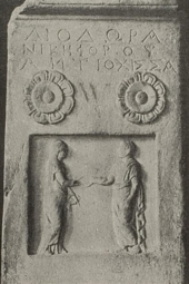 Fotografie der Grabstele der Diodora, einer attischen Grabstele des 4. Jahrhunderts v. Chr., die aus der Sammlung Wheler stammt und sich im Ashmolean Museum in Oxford befindet