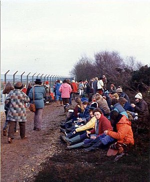 Общий женский протест в Гринхэме 1982 г., собираются вокруг базы - geograph.org.uk - 759136.jpg