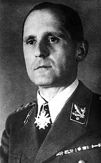 Heinrich Müller som SS-Gruppenführer. Runt halsen bär Müller Krigsförtjänstkorsets riddarkors med svärd.