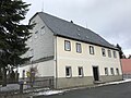 Einzeldenkmale der Sachgesamtheit Schneeberger Revier: Huthaus des Hauptstollns des Schneeberger Reviers, mit Pflasterung am Haus (siehe auch Sachgesamtheit 09301518)