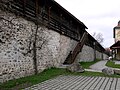 Stadtmauer mit Türmen und Toren