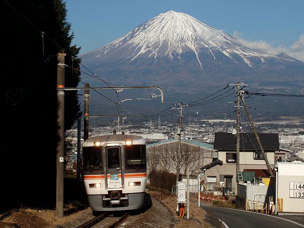 600px-JRC_EC373_MinobuLine_Numakubo_MtFuji.jpg