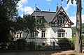 Villa mit Einfriedung in offener Bebauung