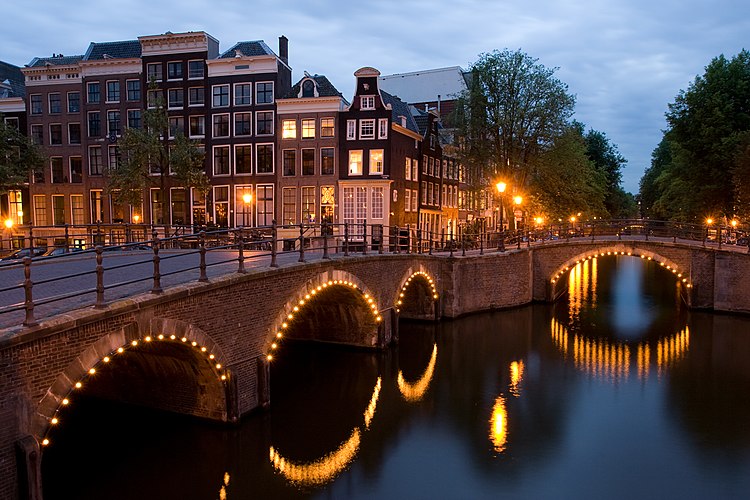 «Перекрёсток» двух каналов, Регулирсграхт (Reguliersgracht) и Кайзерсграхт (Keizersgracht), в сумерках (Амстердам, Нидерланды)