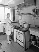 Kjøkkenet på restaurant Coq d'Or i nr. 15, et av de tidligste stedene til å servere fransk løksuppe og lignende retter i Oslo. Foto: Atelier Rude, 1970