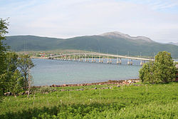 Kvalsaukan bro ved indløbet til fjorden, set fra sydvest