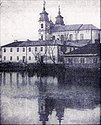Dawny zespół klasztorny na zdjęciu sprzed 1931 roku, widziany od strony nieistniejącej obecnie sadzawki