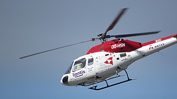 Foto van een MUG-heli die in een blauwe hemel vliegt.