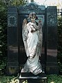 Familien Schetty-Haas / Füeg-Resch-Haas: Marmorengel, geschaffen von Isidor Raphael Pellegrini (1871–1954) auf dem Friedhof Wolfgottesacker, Basel. Nach dem berühmten Vorbild «Harrender Engel des Gerichts» (Vorbote des Weltgerichts) von Giulio Monteverde auf dem Monumentalfriedhof Staglieno in Genua (weitere Kopie auf dem Frankfurter Hauptfriedhof)