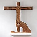 Mensch unterm Kreuz, 1963, Eichenholz, 4 m, Pfarrkirche St. Vinzenz München