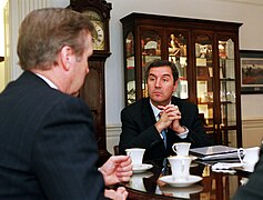 Milo Đukanović (à droite), président du Monténégro entre 1998 et 2002, discute avec William Cohen au Pentagone, le 4 novembre 1999.