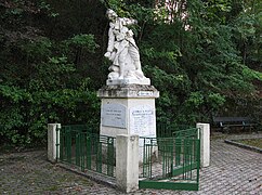 Monument aux morts de Mazaugues avec la phrase de Marx que citait Anatole France.