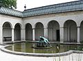 Narzissbrunnen im Hof des Bayerischen Nationalmuseums, 1896 von Hubert Netzer, Prinzregentenstraße, Lehel, München