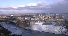 La urbo Niagara Falls. En la malfono la akvofaloj, American Falls maldekstre kaj Bridal Veil Falls dekstre