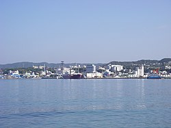 Näkymä Nishinoomoten keskustaan mereltä