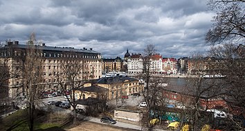 Blick auf das Planungsgebiet vom Nationalmuseum (links) und über die Bucht Nybroviken, mit dem gelb verputzten Zollhaus und den roten Hafenlagern.