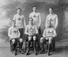 Mistři Anglie ze sezóny 1909/10. Zleva doprava, přední řada: Gustave Lanctot, E.A. Munro (kapitán), H.R.L. Henry; zadní řada: J.G. Higgins, J.M. Mitchell, C.A. Adamson.