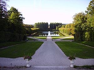 Parc et plan d'eau du château de La Motte-Tilly.