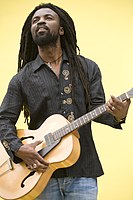 Rocky Dawuni playing the guitar
