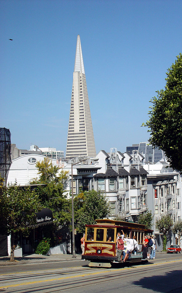 Cable Car devant le quartier financier.\n (définition réelle 1 494 × 2 402)