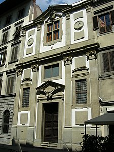 L'église Ospedale vecchio di San Giovanni di Dio', construite en incorporant les anciens palais de la famille Vespucci.