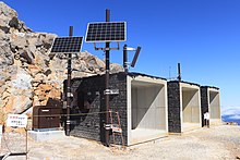 2014年の噴火後に御嶽山の山頂部に設置された3基のシェルター