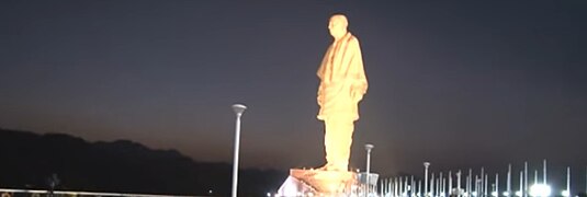 La estatua iluminada en la noche