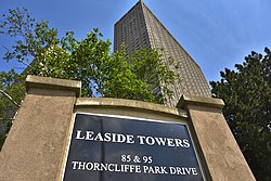 Leaside Towers - это самый высокий жилой дом в Восточном Йорке и выдающаяся достопримечательность парка Торнклифф.