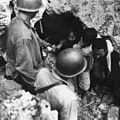 Soldats nippons cachés dans des caves se constituant prisonniers en juillet 1944