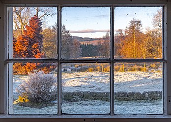 Vista de uma paisagem de inverno através de uma janela em uma fazenda em Trossachs, Stirling, Escócia (definição 4 232 × 3 020)